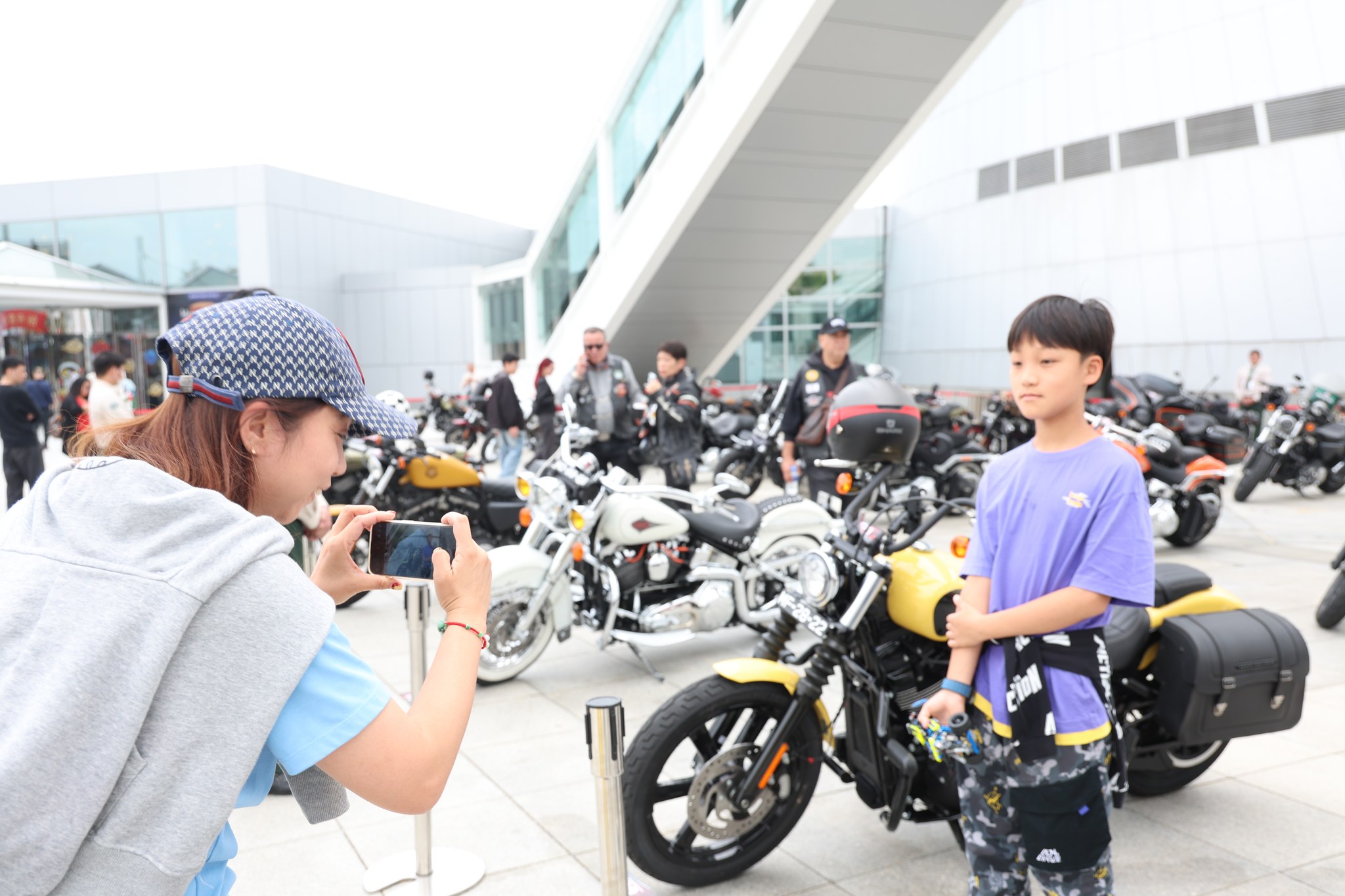 A8  靚車「大晒冷」，吸引不少遊人駐足觀看卡。.jpg